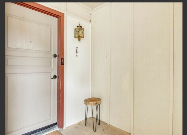 Building Photo - 2 bed 2 bath downstairs condo unit with co...