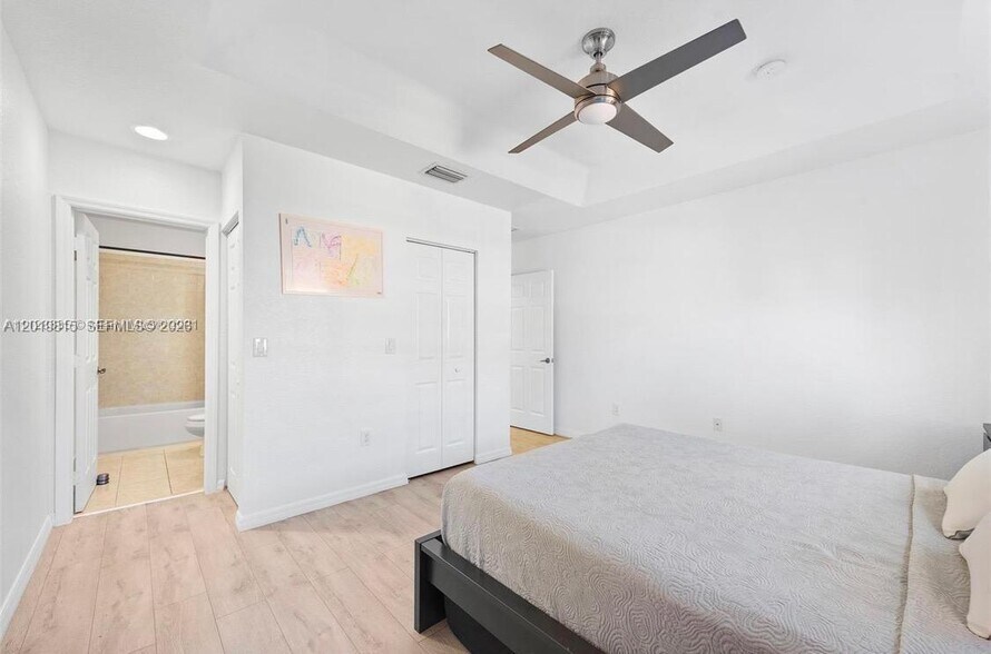 Building Photo - 1820 SW 89th Ter