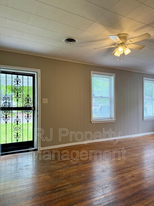 Building Photo - 1336 Wrenwood St
