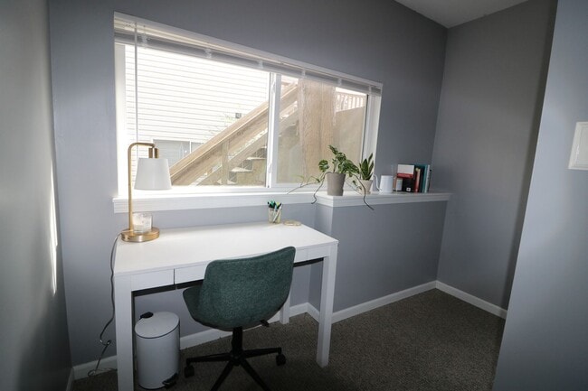 Building Photo - Awesome 4 bedroom duplex located in quite ...