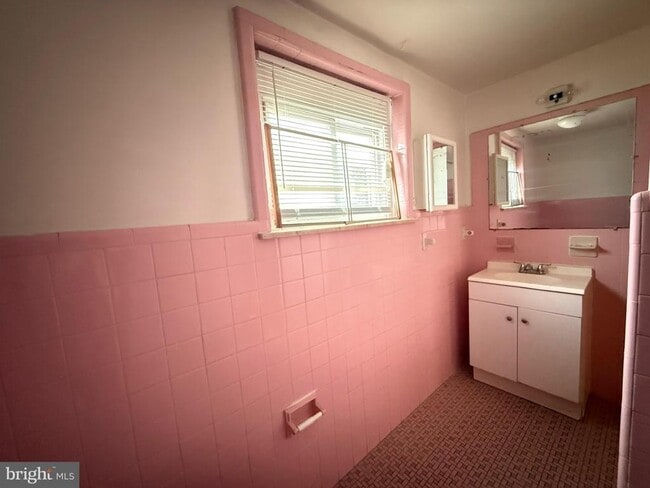 Building Photo - 1816 S Chadwick St