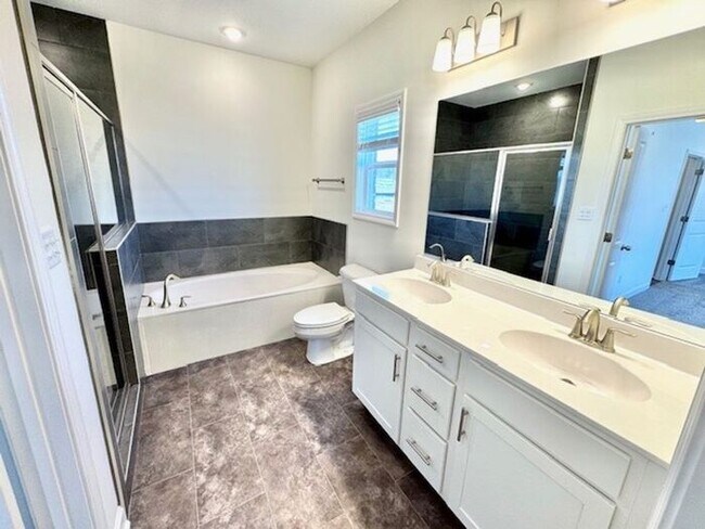 Building Photo - Now Leasing a 4-bedroom 25 bath home in Oakland.