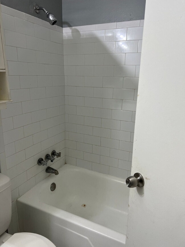 Building Photo - Adorable 3 bedroom 2 bath rental with fully fenced yard