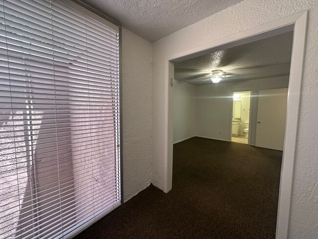 Building Photo - Charming 2-Bed Unit in Dallas! Community p...