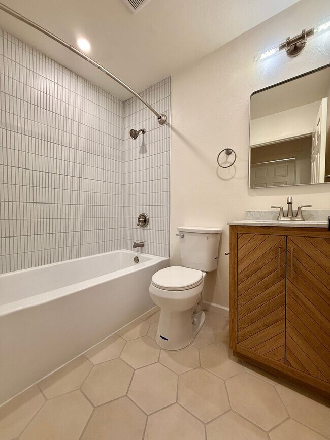Building Photo - 1027 Coronado Terrace