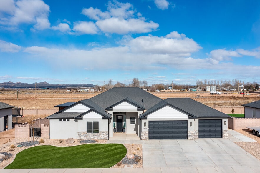 Primary Photo - 4420 W 300 N