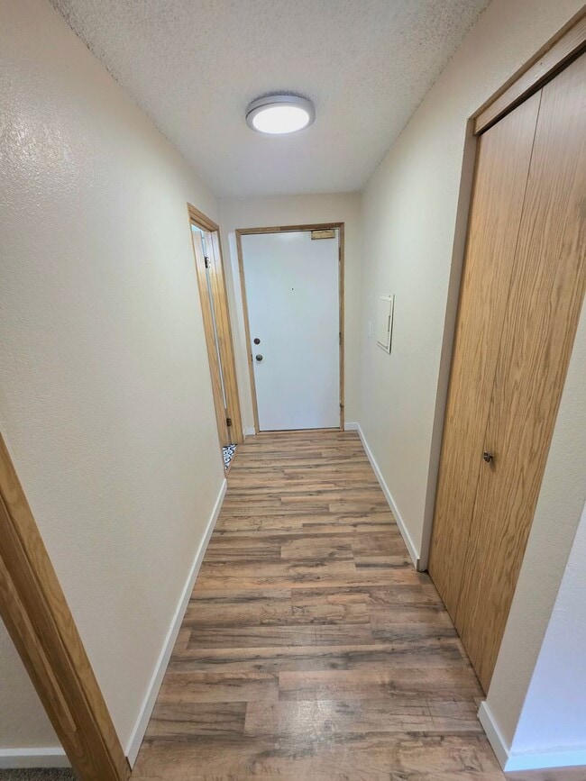 Building Photo - Renton Sunset Heights Condominiums - 2 bedroom 1 bathroom lower floor unit - Water, Sewer & Garba...