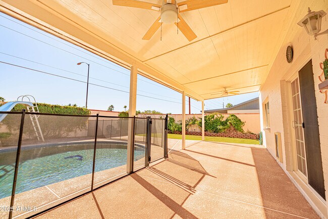 Building Photo - 2547 W Naranja Ave