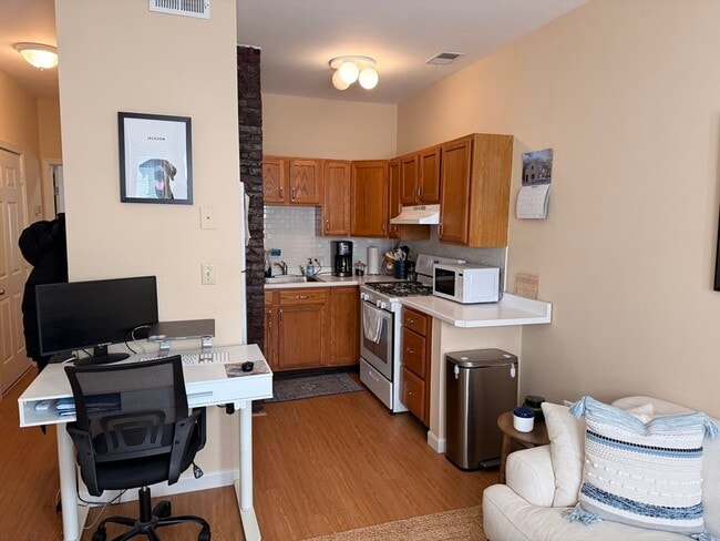 Building Photo - 506 E 8th St