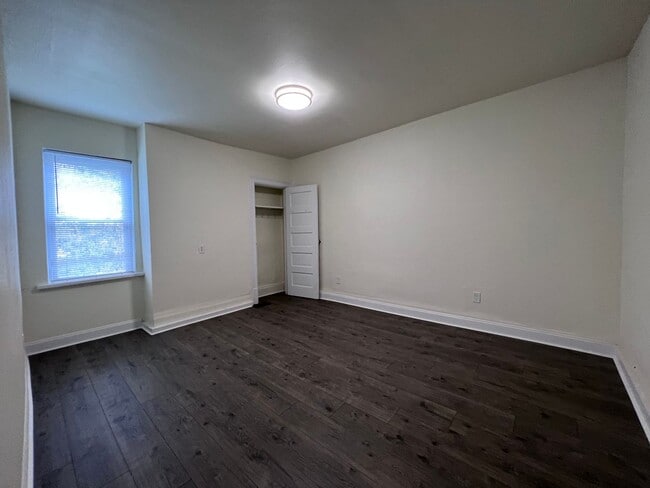 Building Photo - Updated 4BR 1.5 bath home with rear parking!