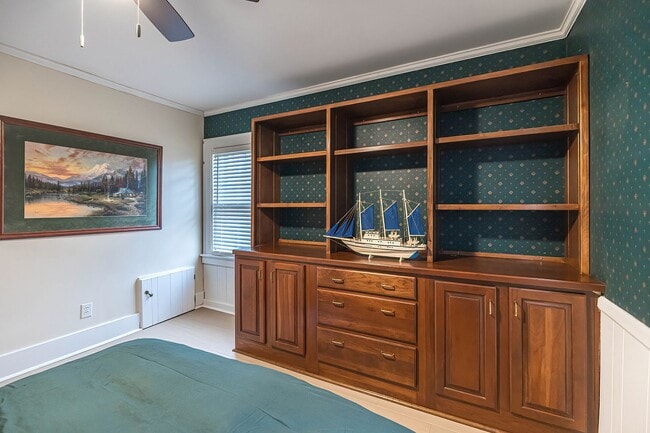 Building Photo - Quaint 4 bedroom Erie Home with Central Air & Garage Parking