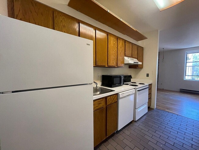 Building Photo - "Spacious 2-Bed, 2-Bath Gem with Hardwood ...