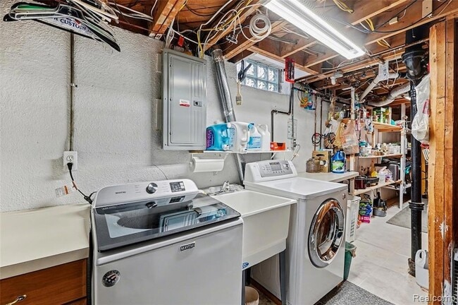 Building Photo - 30745 Iroquois Dr