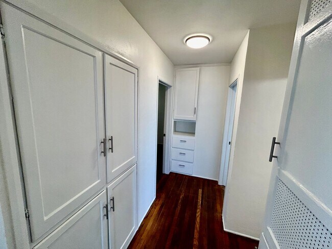 Building Photo - Charming and Bright 2 bed 1 bath in Point ...