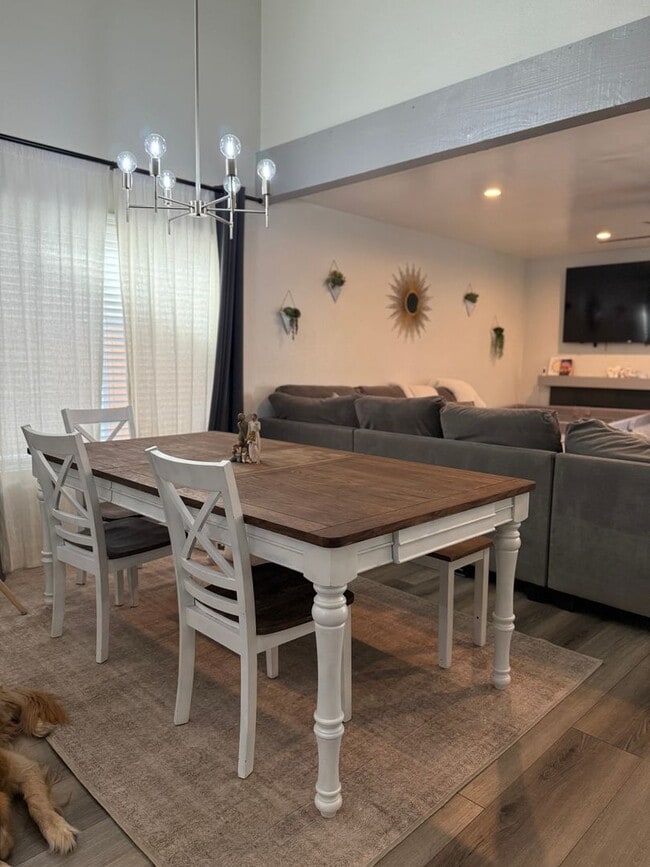 Building Photo - Move in Ready 3bed/3bath, beautiful backyard