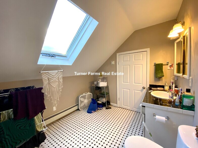 Building Photo - 13 Sachem St