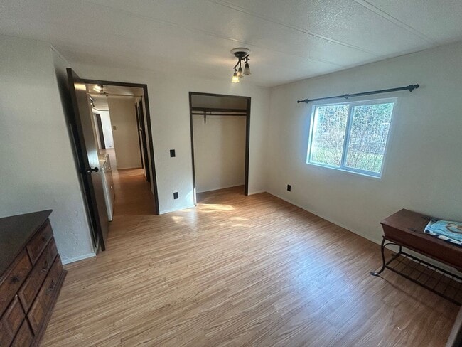 Building Photo - Adorable 2 Bedroom House for Rent in Maple...