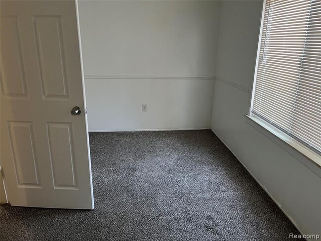 Building Photo - 5868 N Linville St