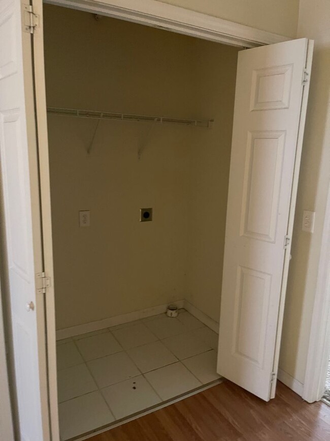 Building Photo - 2 Bdrm/1 Full & 2 Half Bath Condo ? Gray/J...