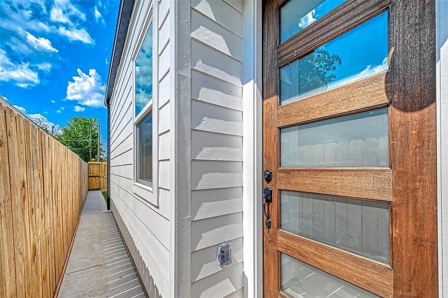 Building Photo - 9306 Arledge St