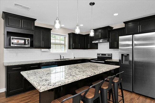 Building Photo - 3 Bedroom, 2 Bath home.