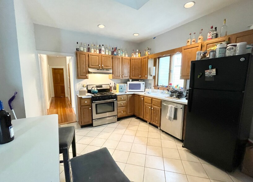 Primary Photo - 19 Bucknam St