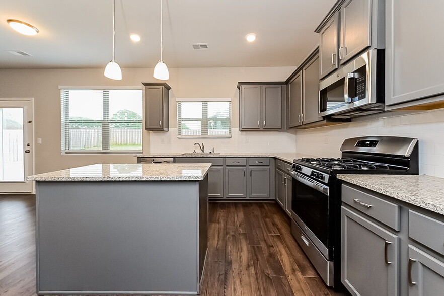 Building Photo - 517 Emporia Loop