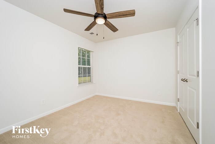 Building Photo - 826 Redbud Ln