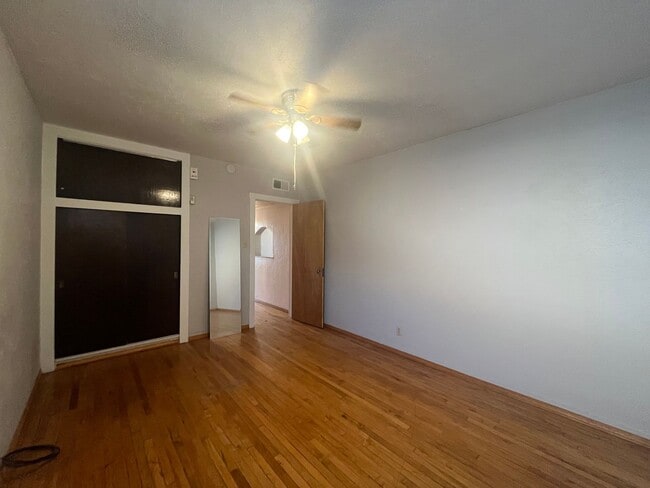 Building Photo - Pleasant 2 Bedroom 1 Bathroom Home In The Monkbridge Gardens Neighborhood!