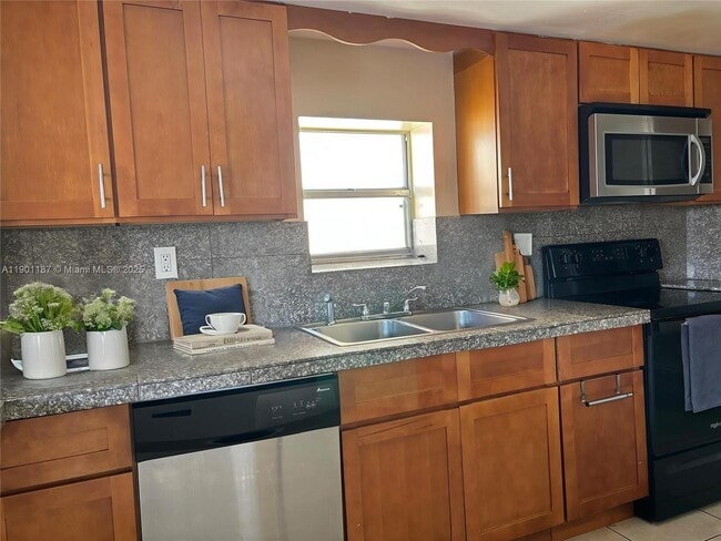 Building Photo - 6541 SW 41st Ct