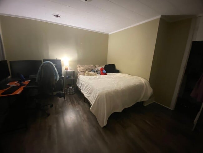 Building Photo - 2BR 1BA with carport