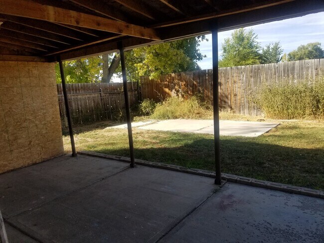 Building Photo - Available August 1st! 3 bed 1 bath, fully ...