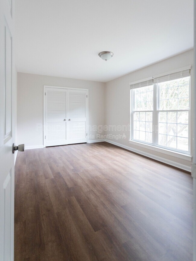 Building Photo - 867 Colony Dr