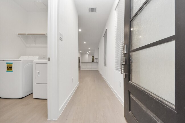 Building Photo - 904 Capracotta Dr