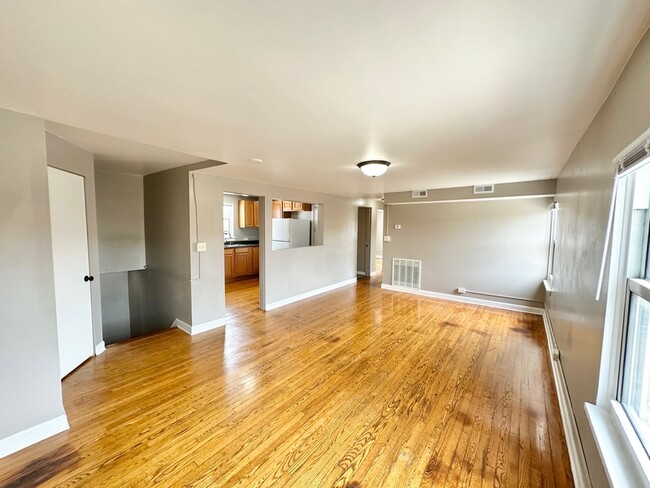 Building Photo - 104 E Sumner St