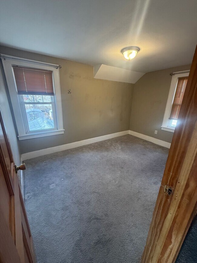 Building Photo - Great Mattydale 3 Bed 1 Bath Colonial