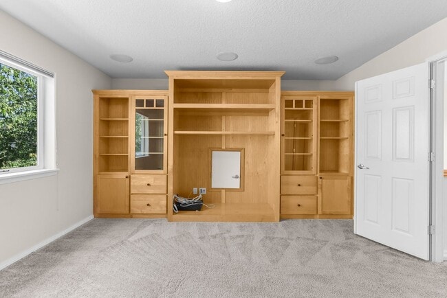 Building Photo - FOR RENT: CORNER LOT, Immaculate, lovely and spacious home - 5 bed, 3 bath + bonus room with 3-ca...