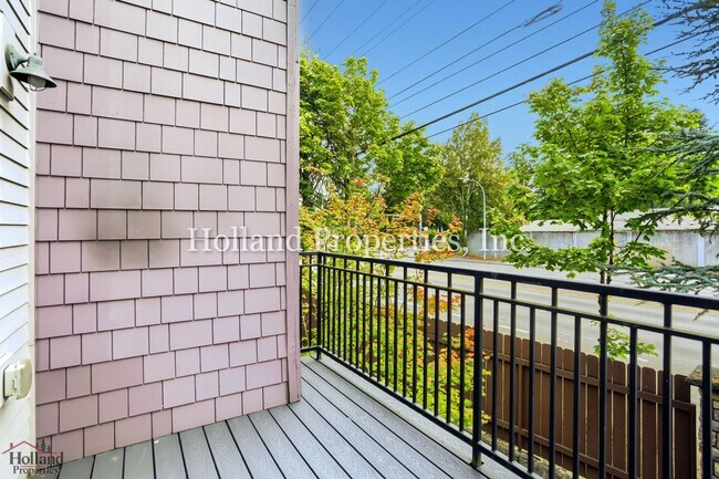 Building Photo - 10882 NE Red Wing Way