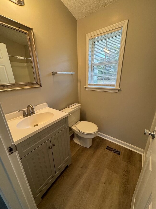 Building Photo - Beautiful 4 Bedroom, 2 Bath House Convenie...