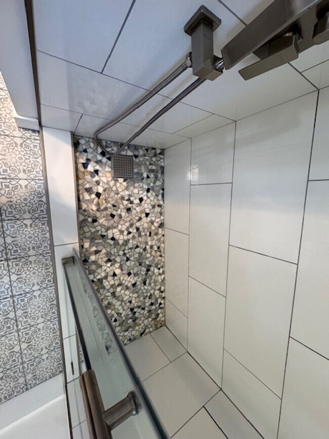 Building Photo - Modern Alamitos Beach 2 bedroom Condo plus...