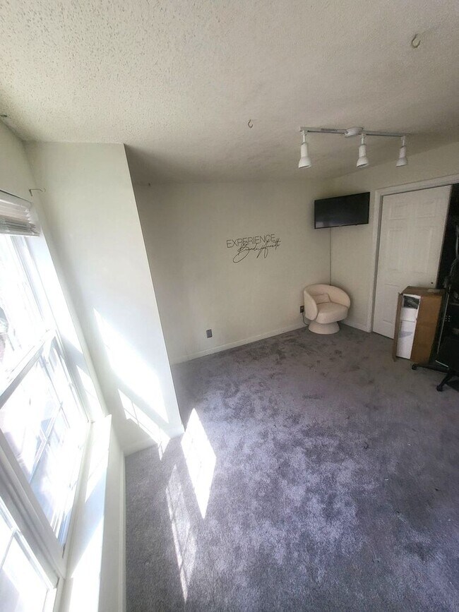 Building Photo - Beautiful Waterfront 2 Bed / 2 Bath Condo in Downtown Norfolk – $1,800/month