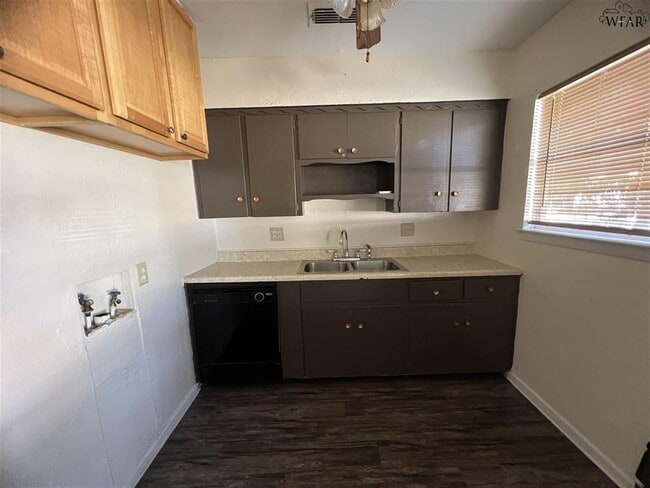 Building Photo - 1421 Tanbark Rd