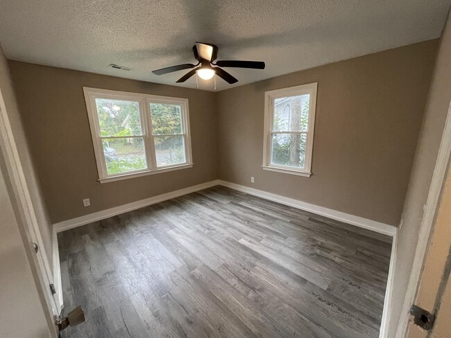 Building Photo - 815 N Commander St