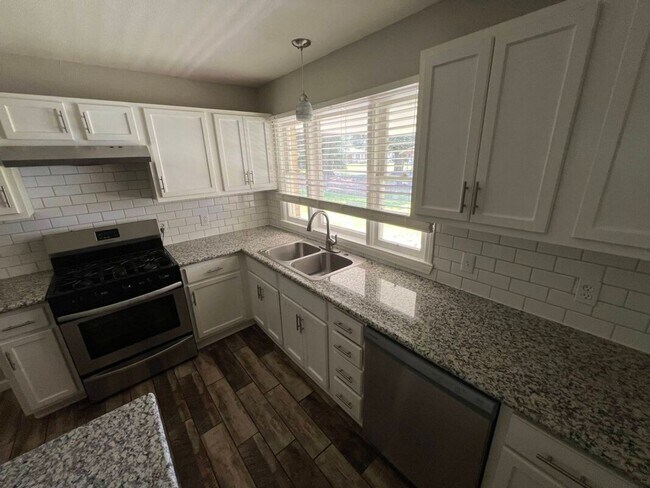 Building Photo - Charming 3BR Rental Featuring Granite Counters & Gas Range