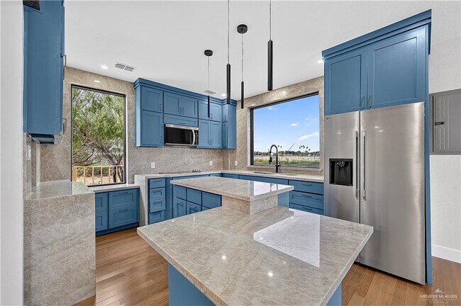 Building Photo - 12303 Lakeview Dr