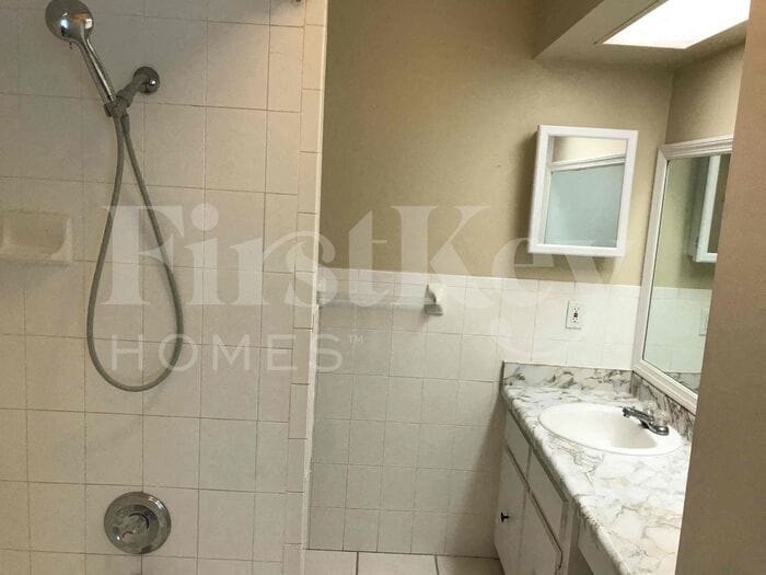 Building Photo - 701 Kingswood Loop