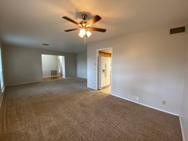 Building Photo - 4 Bedroom Home with Pool!