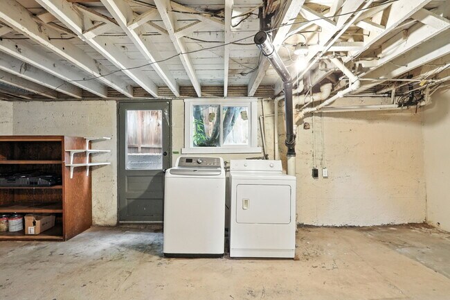 Building Photo - 423 NE 55th Ave