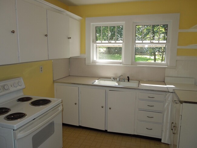 Building Photo - 821 Maybank Dr