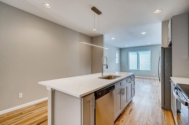 Building Photo - Beautiful Townhome for Rent